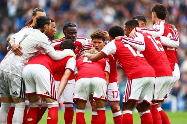 Arsenal players huddle up. Brighton & Hove Albion v Arsenal, Premier League, Football, American Express Stadium, Brighton, UK - 19 Sep 2026Brighton American Express Stadium United Kingdom EDITORIAL USE ONLY No use with unauthorised audio, video, data, fixture lists, club league logos or live services. Online in-match use limited to 120 images, no video emulation. No use in betting, games or single club league player publications. Copyright: xJamesxMarsh Shutterstockx 17158687am