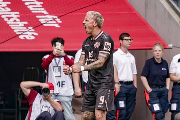Germany Soccer Season 2026–2027, Bundesliga 1, Matchday 4, Borussia Mönchengladbach vs. 1. FSV Mainz 05 at Borussia Park, Mönchengladbach; Phillip Tietz (1. FSV Mainz 05), 9th goal, goal celebration, celebration, joy, emotions, goal, and goal celebration for the 1–1 draw between Mönchengladbach and Mainz at Borussia Park, Germany Copyright: xBennetxLongx