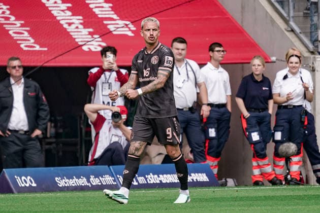 Germany Soccer Season 2026–2027, Bundesliga 1, Matchday 4, Borussia Mönchengladbach vs. 1. FSV Mainz 05 at Borussia Park, Mönchengladbach; Phillip Tietz (1. FSV Mainz 05), 9th goal, goal celebration, celebration, joy, emotions, goal, and goal celebration for the 1–1 draw between Mönchengladbach and Mainz at Borussia Park, Germany Copyright: xBennetxLongx