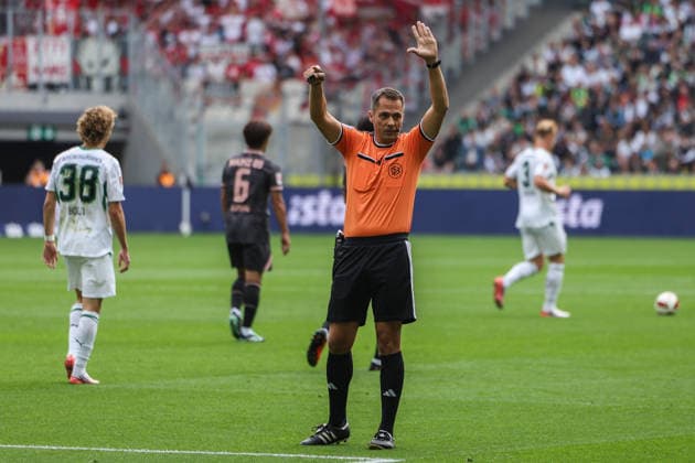 Soccer, Bundesliga 1, Matchday 4: Borussia Mönchengladbach 1, FSV Mainz 05 on September 19, 2026, at Ista Borussia Park in Mönchengladbach. Referee Robert Hartmann of Wangen im Allgäu signals offside. DFL regulations prohibit any use of photographs as image sequences and or quasi-video xJRx