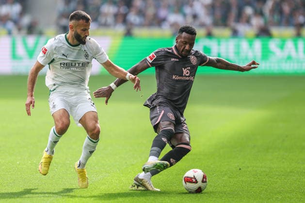Soccer, Bundesliga 1, Matchday 4: Borussia Mönchengladbach 1, FSV Mainz 05 on September 19, 2026, at Ista Borussia Park in Mönchengladbach. Franck Honorat (Mönchengladbach), on the left, Phillipp Mwene (Mainz); on the right, DFL regulations prohibit any use of photographs as image sequences and or quasi-video xJRx
