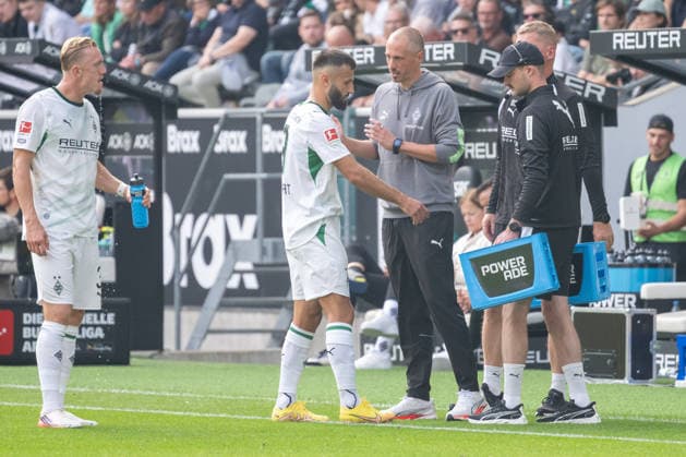 Jan Moritz Lichte of Borussia Mönchengladbach, interim coach, in conversation with Franck Honorat of Borussia Mönchengladbach, 09. Next to them is Isac Lidberg of Borussia Mönchengladbach, 03. Borussia Mönchengladbach vs. 1 FSV Mainz 05, Soccer, Bundesliga 1, Matchday 04, 2026–2027 Season, September 19, 2026. DFL and DFB regulations prohibit any use of photographs as image sequences and or quasi-video. Borussia Mönchengladbach vs. 1. FSV Mainz 05, Soccer, Bundesliga 1, Matchday 4, 2026–2027 season, September 19, 2026, Mönchengladbach Copyright: xEibner-Pressefoto ThomasxHaeslerx EP_THR