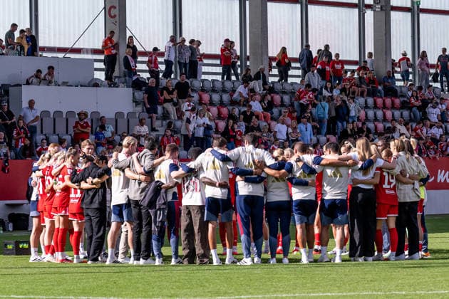 Jose Barcala, head coach of FC Bayern Munich Women, still has a few things to address with his players after the match, despite the victory. GER, FC Bayern Munich Women vs. 1. FC Cologne, Soccer, Google Pixel Women’s Bundesliga, Matchday 5, 2026–2027 Season, September 19, 2026 DFL DFB REGULATIONS PROHIBIT ANY USE OF PHOTOGRAPHS as IMAGE SEQUENCES and or QUASI-VIDEO Photo: HMB Media, Heike Feiner Copyright: HMBxMedia HeikexFeiner