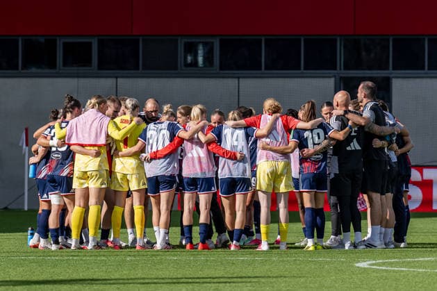 The Cologne women in the post-game huddle after the match between GER, FC Bayern Munich Women vs. 1. FC Cologne, soccer, Google Pixel Women s Bundesliga, Matchday 5, 2026–2027 season, September 19, 2026 DFL DFB regulations prohibit any use of photographs as image sequences and or quasi-video. Photo: HMB Media, Heike Feiner Copyright: HMBxMedia HeikexFeiner