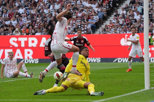 Maximilian Eggestein, SC Freiburg, 8 against goalkeeper Noah Atubolu, Eintracht Frankfurt, September 19, 2026, Bundesliga, 2026–2027 season, Eintracht Frankfurt vs. SC Freiburg, Deutsche Bank Park, Matchday 4