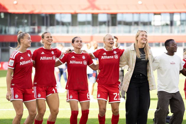 The FC Bayern players Giulia Gwinn (7, FC Bayern), Klara Bühl (17, FC Bayern), Kassandra Potsi 6 FC Bayern, Pernille Harder 21 Bayern, and Magdalena Eriksson 5 FC Bayern celebrate with the fans after the Google Pixel Women’s Bundesliga match between FC Bayern Munich and 1. FC Köln on September 19, 2026, at the FC Bayern Campus in Munich, Bavaria, Germany