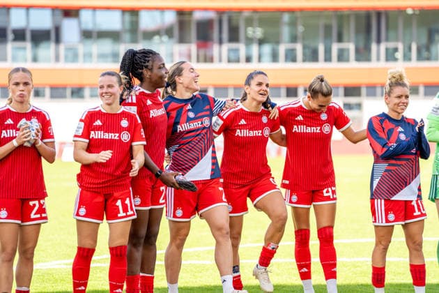 The FC Bayern players Sarah Mattner Trembleau 11 FC Bayern, Edna Imade 29 Bayern, Vanessa Gilles 2 Bayern, Jovana Damnjanovic 9 Bayern, and Linda Dallmann 10 FC Bayern celebrate in front of the fans after the Google Pixel Women’s Bundesliga match between FC Bayern Munich and 1. FC Köln on September 19, 2026, at the FC Bayern Campus in Munich, Bavaria, Germany