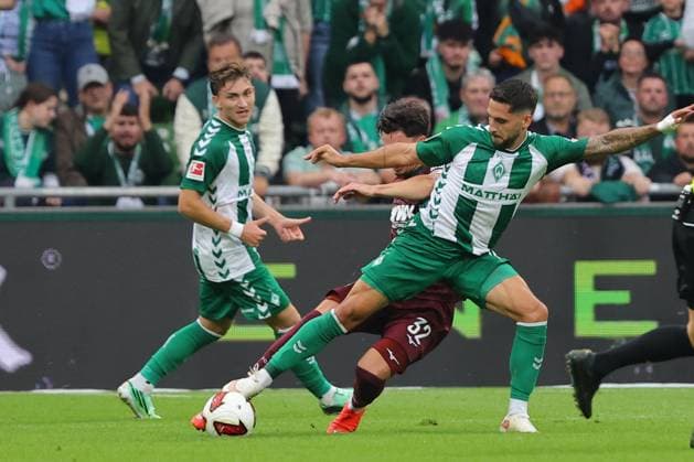September 26, 19, GER, Soccer, 1st FBL Men, Matchday 4, 2026–2027 Season, SV Werder Bremen vs. FC Augsburg; Ludovit Reis (SV Werder Bremen, 15) in a tackle against Fabian Rieder (FC Augsburg, 32); Weserstadion, Bremen, Germany Copyright: xnordphotoxGmbHx xTauchnitzx