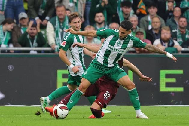 September 26, 19, GER, Soccer, 1st Division Men, Matchday 4, 2026–2027 Season, SV Werder Bremen vs. FC Augsburg; Ludovit Reis (SV Werder Bremen, No. 15) in a tackle against Fabian Rieder (FC Augsburg, No. 32); Weserstadion, Bremen, Germany Copyright: xnordphotoxGmbHx xTauchnitzx