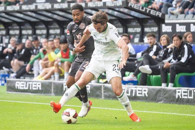Tackle between Phillipp Mwene (1 FSV Mainz 05, 02) and Joe Scally (Borussia Mönchengladbach, 29) – Borussia Mönchengladbach vs. 1 FSV Mainz 05, Soccer, Bundesliga 1, Matchday 04, 2026–2027 season, September 19, 2026. DFL and DFB regulations prohibit any use of photographs as image sequences and or quasi-video. Borussia Mönchengladbach vs. 1. FSV Mainz 05, soccer, Bundesliga 1, Matchday 4, 2026–2027 season, September 19, 2026, Mönchengladbach Copyright: xEibner-Pressefoto ThomasxHaeslerx EP_THR