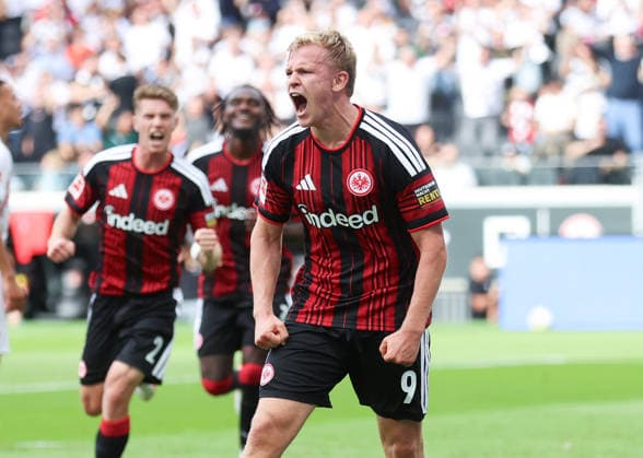 September 19, 2026, Bundesliga Soccer, Eintracht Frankfurt vs. SC Freiburg, from left, goal celebration after Jonathan Burkardt’s 2–1 goal for Eintracht Frankfurt, goal celebration, celebrating the goal. DFL and DFB regulations prohibit any use of photographs as image sequences and or quasi-video. xdcx Copyright: HMBxMedia Claus