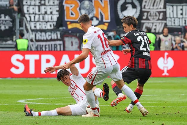 Frankfurt, Germany, September 19, 2026, Bundesliga 1, 2026–2027, Matchday 4: Eintracht Frankfurt vs. SC Freiburg. Pictured from left, battling for the ball: Yuito Suzuki (SCF), Yannik Engelhardt (SCF), and Ritsu Doan (Frankfurt). DFL and DFB regulations prohibit any use of photographs as image sequences and or quasi-video. Deutsche Bank Park, Hesse Copyright: xFotostandx xRacochax