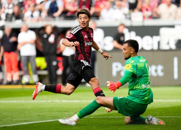 Ritsu Doan of Eintracht Frankfurt (20) watches as his cross sets up a goal for Mio Backhaus of SC Freiburg (1), who fails to make the save. GER, Eintracht Frankfurt vs. SC Freiburg, Bundesliga Matchday 1, Matchday 4, 2026–27 season, Deutsche Bank Park, Frankfurt, September 19, 2026 DFL REGULATIONS PROHIBIT ANY USE OF PHOTOGRAPHS AS IMAGE SEQUENCES AND OR QUASI-VIDEO Eintracht Frankfurt vs. SC Freiburg, Bundesliga 1, Matchday 4, 2026–27 season, September 19, 2026, Frankfurt am Main Copyright: xEibner-Pressefoto ScottxColemanx EP_SCN