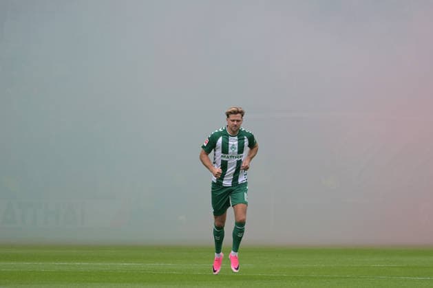 As is often the case at the start, Niklas Füllkrug of SV Werder Bremen No. 10 in a cloud of smoke; SV Werder Bremen vs. FC Augsburg, soccer, Bundesliga, DFL, September 19, 2026. DFB regulations prohibit any use of photographs as image sequences and or quasi-video. Bremen, Germany Copyright: xkolbert-press BurghardxSchreyerx