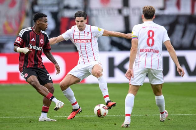 Soccer, Bundesliga 1, 20260919, SG Eintracht Frankfurt vs. SC Freiburg. Pictured, from left: Raphael ONYEDIKA (Frankfurt, 25), Igor MATANOVIC (Freiburg, 31), and Maximilian EGGESTEIN (Freiburg, 8). Frankfurt, Deutsche Bank Park, Hesse, Germany Copyright: Passion2Press MarkusxFischerx
