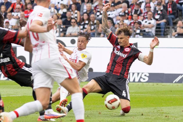1 German Bundesliga: Eintracht Frankfurt vs. SC Freiburg, September 19, 2026. Robin Koch (Eintracht Frankfurt, No. 4) and Ansgar Knauff (Eintracht Frankfurt, No. 7) watch the ball as it heads into the goal for the 1-1 tie, Eintracht Frankfurt vs. SC Freiburg, Frankfurt, Deutsche Bank Park, September 19, 2026 Copyright: xBEAUTIFULxSPORTS Gawlikx