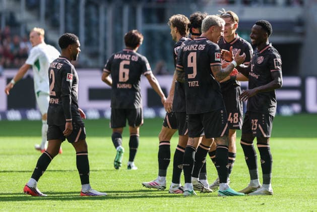 Soccer, Bundesliga 1, Matchday 4: Borussia Mönchengladbach 1, FSV Mainz 05 on September 19, 2026, at Ista Borussia Park in Mönchengladbach. Celebrations following Sheraldo Becker’s goal to make it 1–2 for Mainz. DFL regulations prohibit any use of photographs as image sequences and or quasi-video xJRx