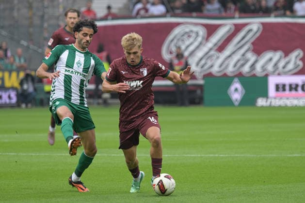 From left: Eren Dinkci (SV Werder Bremen, 18) and Hennes Behrens (FC Augsburg, 16) in a one-on-one duel, SV Werder Bremen vs. FC Augsburg, soccer, Bundesliga, DFL, September 19, 2026. DFB regulations prohibit any use of photographs as image sequences and or quasi-video. Bremen, Germany Copyright: xkolbert-press BurghardxSchreyerx