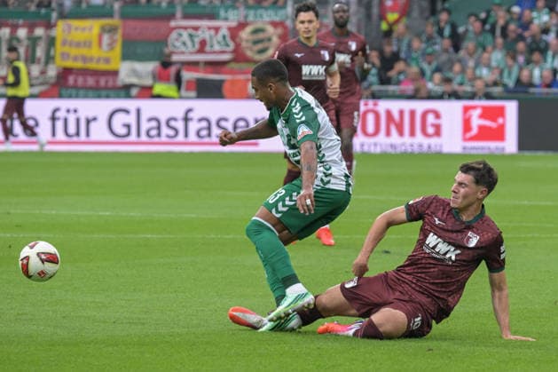 From left: Arthur (SV Werder Bremen) and Mert Koemuer (FC Augsburg) in a one-on-one duel, 10, SV Werder Bremen, FC Augsburg, soccer, Bundesliga, DFL, September 19, 2026. DFB regulations prohibit any use of photographs as image sequences and or quasi-video. Bremen, Germany Copyright: xkolbert-press BurghardxSchreyerx