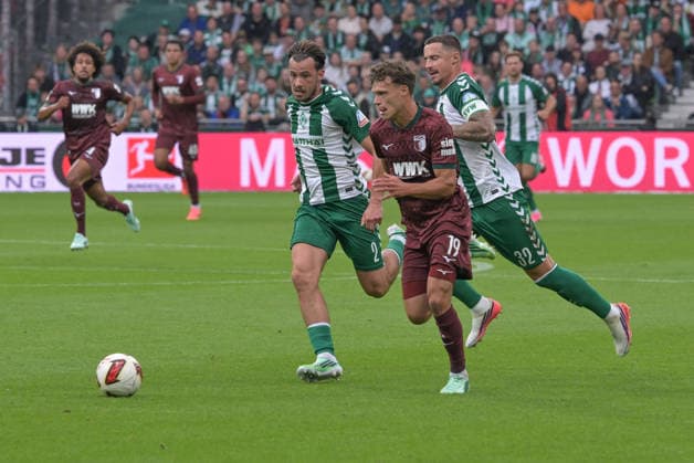 Robin Fellhauer of FC Augsburg 19 is unstoppable on his way to scoring the 0-1 goal; SV Werder Bremen, FC Augsburg, soccer, Bundesliga, DFL, September 19, 2026. DFB regulations prohibit any use of photographs as image sequences and or quasi-video. Bremen, Bremen, Germany Copyright: xkolbert-press BurghardxSchreyerx