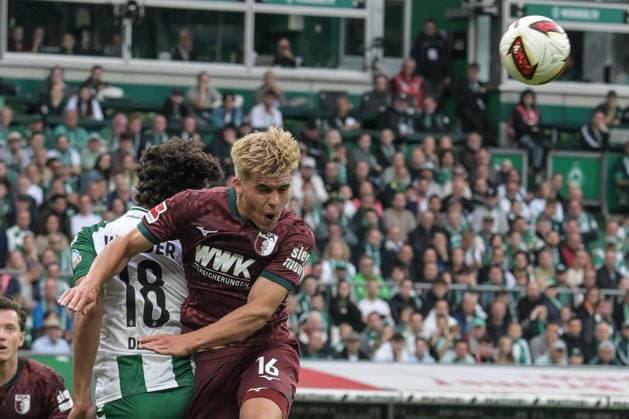 Heading duel with his left foot: Eren Dinkci (SV Werder Bremen, 18) vs. Hennes Behrens (FC Augsburg, 16), SV Werder Bremen vs. FC Augsburg, soccer, Bundesliga, DFL, September 19, 2026. DFB regulations prohibit any use of photographs as image sequences and or quasi-video. Bremen, Germany Copyright: xkolbert-press BurghardxSchreyerx