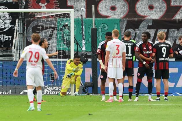 Goalkeeper Noah Atubolu of Eintracht Frankfurt, No. 1, adjusts the wall; Eintracht Frankfurt vs. SC Freiburg, Bundesliga, BL, 2026–2027 season, Match 4, September 19, 2026, Frankfurt, Deutsche Bank Park, Germany