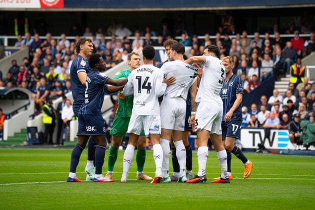 Both sides arguing during the Championship match between Millwall and West Ham at the The Den in London UK (Elliot Legg Sports Press Photo) Copyright: x(ElliotxLegg SportsxPressxPhoto)x Sportspressphoto_SPR234531