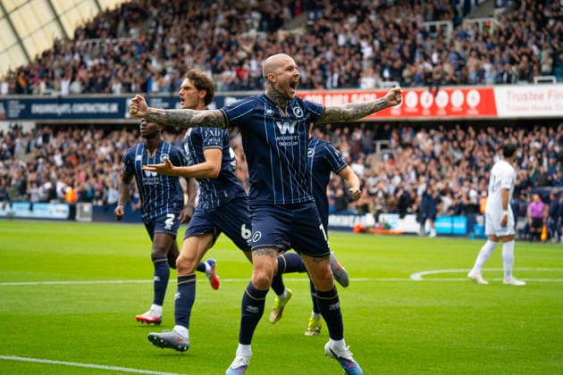 Lyndon Dykes celebrating in front of the opposing fans during the Championship match between Millwall and West Ham at the The Den in London UK (Elliot Legg Sports Press Photo) Copyright: x(ElliotxLegg SportsxPressxPhoto)x Sportspressphoto_SPR234538