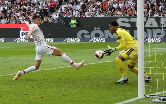 September 19, 2026 xmgoodx Frankfurt am Main, Deutsche Bank Park Bundesliga Season 2026–2027 Eintracht Frankfurt vs. SC Freiburg Yannik Engelhardt (Freiburg) against goalkeeper Noah Atubolu 1, Eintracht Frankfurt: DFL and DFB regulations prohibit any use of photographs as image sequences and or quasi-video