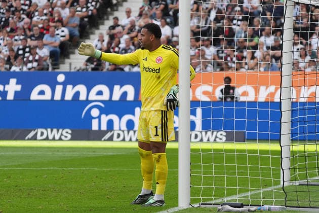 Goalkeeper Noah Atubolu of Eintracht Frankfurt directs the wall, September 19, 2026; Bundesliga, 2026–27 season; Eintracht Frankfurt vs. SC Freiburg, Deutsche Bank Park, Matchday 4