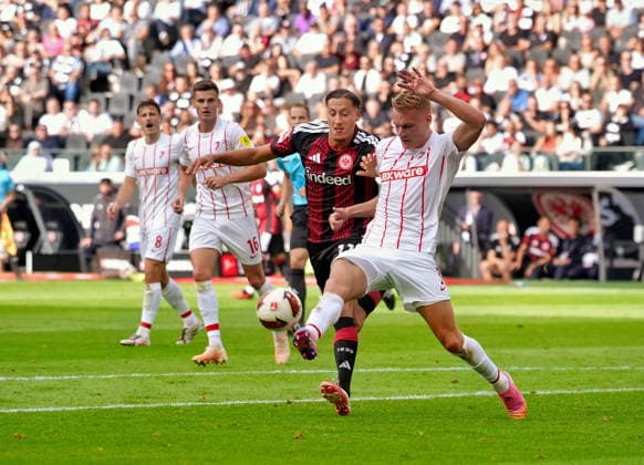 Younes Ebnoutalib of Eintracht Frankfurt, No. 11, in a tackle with Philipp Lienhart of SC Freiburg, No. 3, GER, Eintracht Frankfurt vs. SC Freiburg, Bundesliga 1, Matchday 4, 2026–27 season, Deutsche Bank Park, Frankfurt, September 19, 2026. DFL regulations prohibit any use of photographs as image sequences and or quasi-video. Eintracht Frankfurt vs. SC Freiburg, 1 Bundesliga, Matchday 4, 2026–27 season, September 19, 2026, Frankfurt am Main Copyright: xEibner-Pressefoto ScottxColemanx EP_SCN