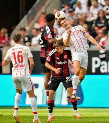 Raphael Onyedika of Eintracht Frankfurt, 25, and Maximilian Eggestein of SC Freiburg, 8, jump for a header over Ritsu Doan of Eintracht Frankfurt, 20 GER, Eintracht Frankfurt vs. SC Freiburg, Bundesliga 1, Matchday 4, 2026–27 season, Deutsche Bank Park, Frankfurt, September 19, 2026. DFL REGULATIONS PROHIBIT ANY USE OF PHOTOGRAPHS AS IMAGE SEQUENCES AND OR QUASI-VIDEO. Eintracht Frankfurt vs. SC Freiburg, Bundesliga, Matchday 4, 2026–27 season, September 19, 2026, Frankfurt am Main Copyright: xEibner-Pressefoto ScottxColemanx EP_SCN