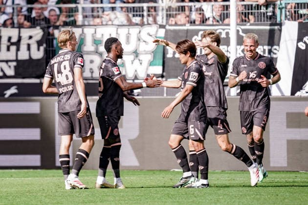 Germany Soccer Season 2026–2027, Bundesliga 1, Matchday 4, Borussia Mönchengladbach vs. 1. FSV Mainz 05 at Borussia Park, Mönchengladbach; the Mainz team celebrates their 1–2 lead, opening goal, goal, goal celebration, celebration, joy, emotions, Mönchengladbach, ista, Borussia Park, Germany Copyright: xBennetxLongx