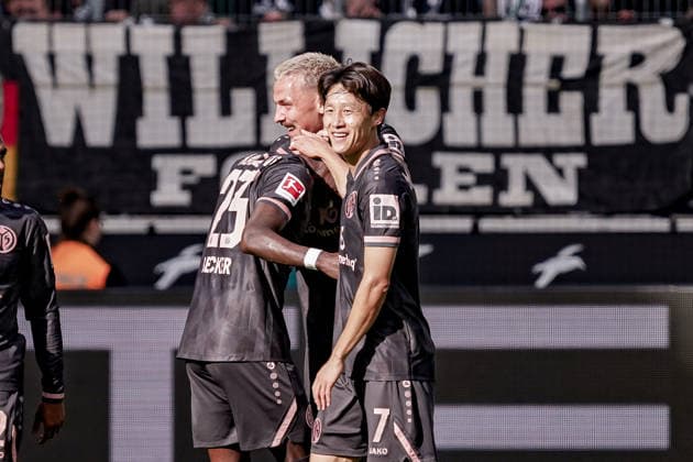 Germany Soccer Season 2026–2027, 1. Bundesliga, Matchday 4, Borussia Mönchengladbach vs. 1. FSV Mainz 05 at Borussia Park, Mönchengladbach: Phillip Tietz (1. FSV Mainz 05), 9, and Sheraldo Becker (1. FSV Mainz 05), 23, and Jae Sung Lee (1 FSV Mainz 05, 7) score, goal celebration for the 1–2 score, goal, goal celebration, cheering, joy, emotions, Mönchengladbach, Borussia Park, Germany Copyright: xBennetxLongx