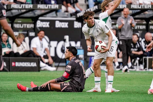 Germany Soccer Season 2026–2027, Bundesliga 1, Matchday 4, Borussia Mönchengladbach vs. 1. FSV Mainz 05 at Borussia Park, Mönchengladbach; Nadiem Amiri of 1. FSV Mainz 05, 10, injured on the ground, injury, Philipp Sander, Borussia Mönchengladbach, 16, facial expression, emotion, with the ball, Mönchengladbach, at Borussia Park, Germany Copyright: xBennetxLongx