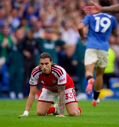 RECORD DATE NOT STATED Football - FA Premier League - Brighton & Hove Albion FC v Arsenal FC BRIGHTON & HOVE, ENGLAND - Saturday, September 19, 2026: Arsenal s Riccardo Calafiori looks dejected as Brighton score the second goal during the FA Premier League match between Brighton & Hove Albion FC and Arsenal FC at the AMEX Stadium. (Photo by David Rawcliffe Propaganda) BRIGHTON & HOVE American Express Community Stadium EAST SUSSEX ENGLAND  Copyright: xDavidxRawcliffex 2026-09-19-Brighton_v_Arsenal-052
