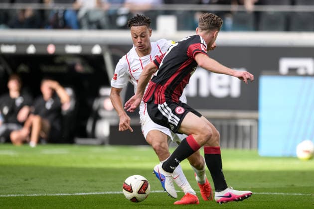 Soccer, Bundesliga 1, 20260919, SG Eintracht Frankfurt vs. SC Freiburg. Pictured, from left: Derry SCHERHANT (Freiburg, 7) and Elias BAUM (Frankfurt, 2). Frankfurt, Deutsche Bank Park, Hesse, Germany Copyright: Passion2Press MarkusxFischerx