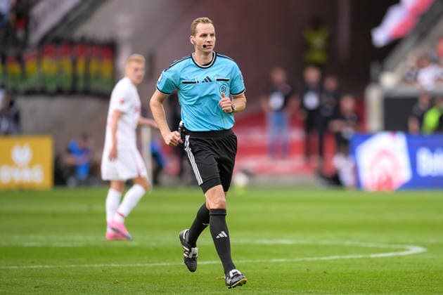 Soccer, Bundesliga 1, 20260919, SG Eintracht Frankfurt vs. SC Freiburg. Pictured: Referee Sören STORKS, Frankfurt, Deutsche Bank Park, Hesse, Germany Copyright: Passion2Press MarkusxFischerx