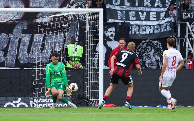September 19, 2026, Bundesliga, Eintracht Frankfurt vs. SC Freiburg, from left, Jonathan Burkardt; Eintracht Frankfurt is denied by goalkeeper Mio Backhaus of SC Freiburg. DFL and DFB regulations prohibit any use of photographs as image sequences and or quasi-video. xdcx Copyright: HMBxMedia Claus