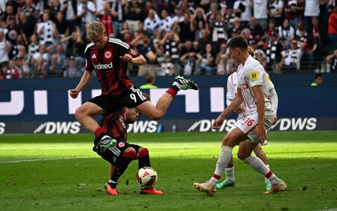September 19, 2026, xjhx, Soccer, Bundesliga 1, Eintracht Frankfurt vs. SC Freiburg, Keita Kosugi (Eintracht Frankfurt), Jonathan Jonny Burkardt, Eintracht Frankfurt; Yannik Engelhardt, SC Freiburg. DFL and DFB regulations prohibit any use of photographs as image sequences and or quasi-video. Frankfurt am Main