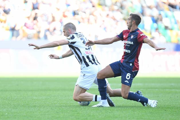September 19, 2026, Udine: Foul of Cagliari s Harry Winks on Udinese s Giorgi Chakvetadze during the italian soccer Serie A match between Udinese Calcio vs Cagliari Calcio on 19 September 2026 at the Bluenergy stadium in Udine, Italy. ANSA . Soccer: Serie A; Udinese Vs Cagliari  - ZUMAa110 20260919_zaf_a110_014 Copyright: xEttorexGriffonix