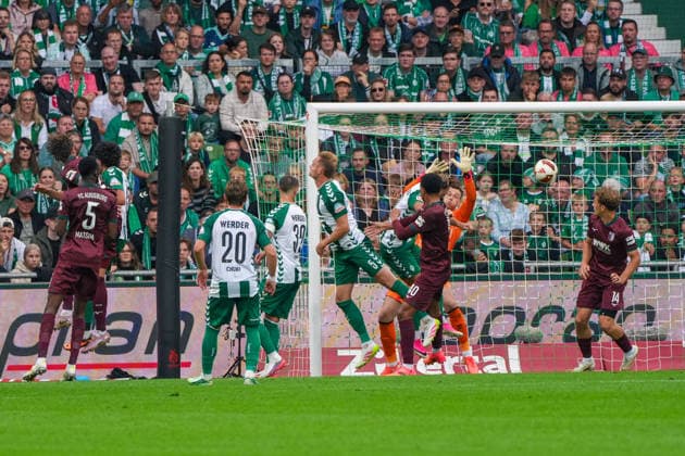 Calvin Brackelmann (FC Augsburg), 2, scores to make it 0–2 for FC Augsburg; goal celebration, joy, emotion; German soccer, Bundesliga, 2026–27 season, Matchday 4, September 19, 2026; Werder Bremen vs. FC Augsburg, Weserstadion, Bremen Copyright: xLeonxFrickx