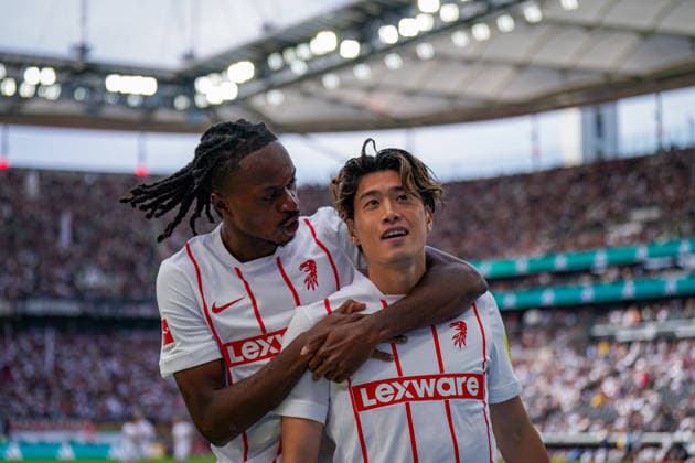 Germany Soccer Bundesliga 2026–2027, Matchday 4: Eintracht Frankfurt vs. SC Freiburg at Deutsche Bank Park in Frankfurt. Goal and celebration following the 2–2 equalizer by Yuito Suzuki of SC Freiburg, No. 14. Joy, excitement, and celebration with Jordy Makengo of SC Freiburg, No. 33. Copyright: xJOERANxSTEINSIEKx