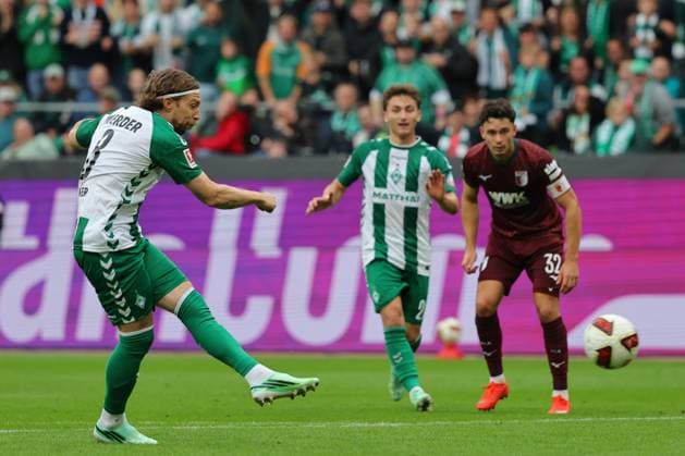 September 26, 2019, GER, Soccer, 1st Men s Bundesliga, Matchday 4, 2026–2027 Season, SV Werder Bremen vs. FC Augsburg; Mitchell Weiser of SV Werder Bremen 08 taking a shot on goal at the Weserstadion in Bremen, Germany Copyright: xnordphotoxGmbHx xTauchnitzx
