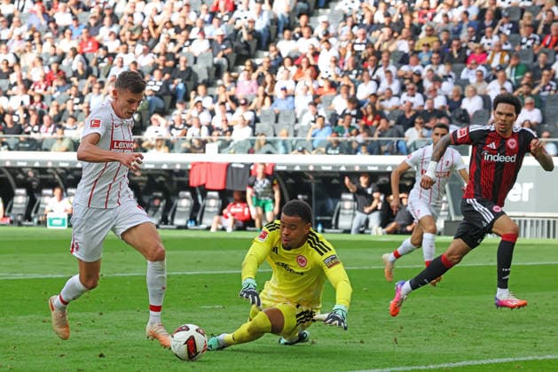 Frankfurt, Germany September 19, 2026 Bundesliga 1 2026–2027 Season, Matchday 4: Eintracht Frankfurt vs. SC Freiburg. Pictured from left: Yannik Engelhardt (SCF) in a tackle against goalkeeper Noah Atubolu (Frankfurt). DFL and DFB regulations prohibit any use of photographs as image sequences and or quasi-video. Deutsche Bank Park, Hesse Copyright: xFotostandx xRacochax
