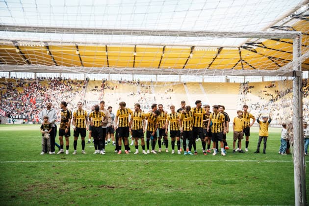 German Soccer 3rd Division 2026–2027, Matchday 7: Alemannia Aachen vs. Fortuna Düsseldorf at Tivoli Aachen; Winners celebrate in front of fans in the Werner Fuchs Stand; Team, Victory, Cheering, Celebrating, Fans, Win, Emotions Copyright: xThiemoxRudolphx