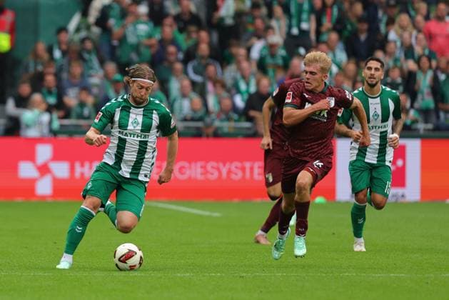 September 26, 19, GER, Soccer, 1st Bundesliga Men, Matchday 4, 2026–2027 Season, SV Werder Bremen vs. FC Augsburg Mitchell Weiser (SV Werder Bremen 08) in a footrace with Hennes Behrens (FC Augsburg 16) at the Weserstadion in Bremen, Germany Copyright: xnordphotoxGmbHx xTauchnitzx