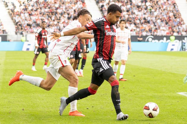 1 Bundesliga Soccer Match: Eintracht Frankfurt vs. SC Freiburg, September 19, 2026. Derry Scherhant (SC Freiburg) passes to Ansgar Knauff (Eintracht Frankfurt), who has the ball. Eintracht Frankfurt vs. SC Freiburg, Frankfurt, Deutsche Bank Park, September 19, 2026 Copyright: xBEAUTIFULxSPORTS Gawlikx