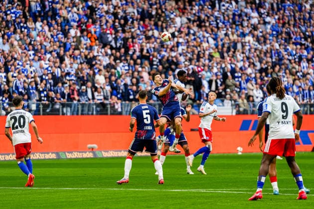 Germany Soccer Bundesliga 2026-27, Matchday 4: Hamburger SV (HSV) vs. 1. FC Köln, Volkspark Stadium, Hamburg; Joel Schmied (1. FC Köln), 2nd header duel; Tom Krauss (1. FC Köln), 5th; Ragnar Ache (1. FC Köln), 9th; Fabio Vieira, Hamburger SV, 20, Albert Groenbaek, Hamburger SV, 11, Albert Sambi Lokonga, Hamburger SV, 6 Copyright: xStefanxTrochax