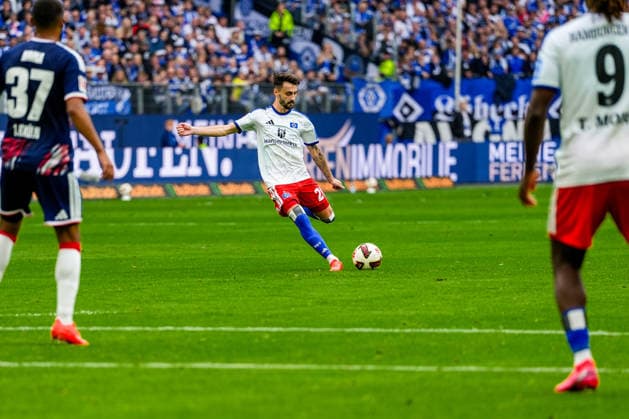 Germany Soccer Bundesliga 2026-27, Matchday 4: Hamburger SV (HSV) vs. 1. FC Köln, Volkspark Stadium, Hamburg; Fabio Vieira, Hamburger SV, 20, free kick Copyright: xStefanxTrochax